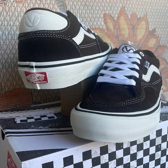 Vans Men’s Rowan
Dark Brown
VN0A5JICDRB
Sneakers - Picture 10 of 16